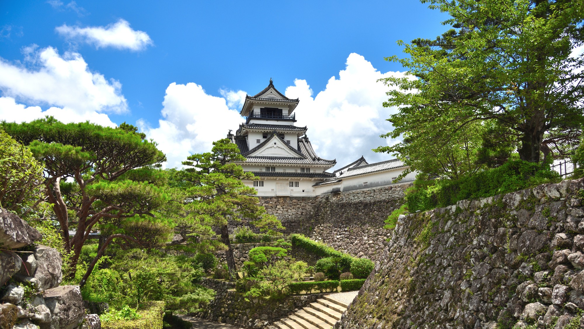 【当館から徒歩で約20分】高知城：日本に現存する12天守の一つ。