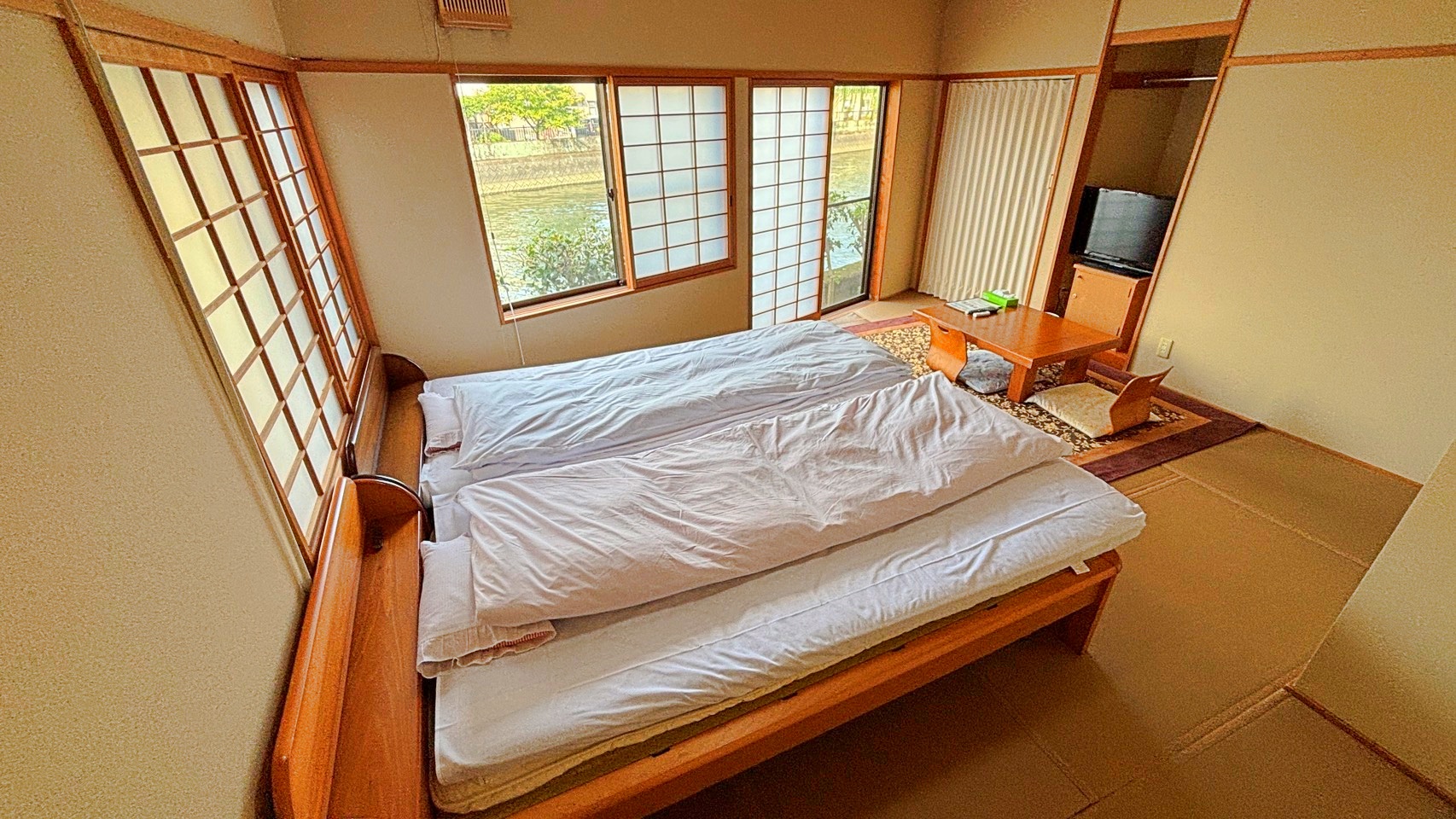 【部屋(和室9畳)】のんびり寛げる落ち着いた雰囲気のお部屋です。