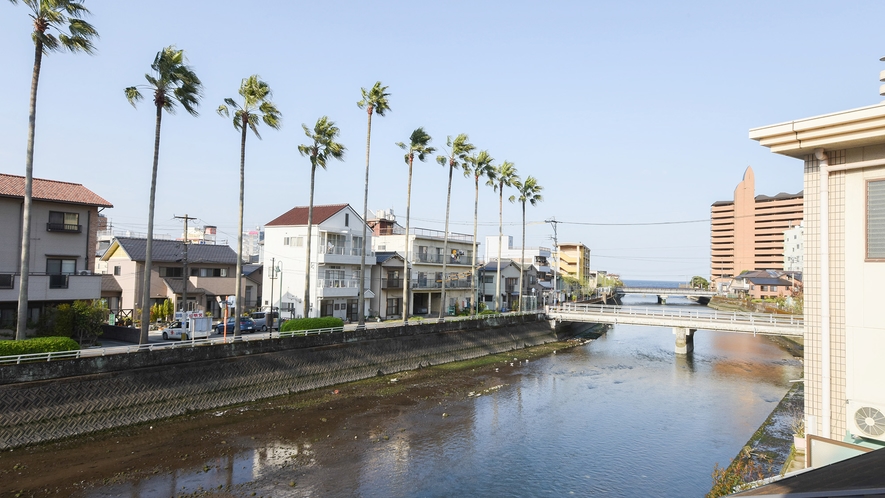 *【景観(和洋室)】浜脇の町並みと川が流れています。