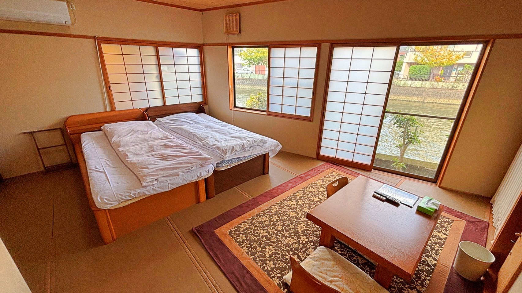 【部屋(和室9畳)】のんびり寛げる落ち着いた雰囲気のお部屋です。