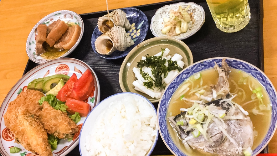 ・夕食一例　島ならではの家庭な料理をご提供！