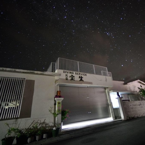 こぼれ落ちてきそうな星空