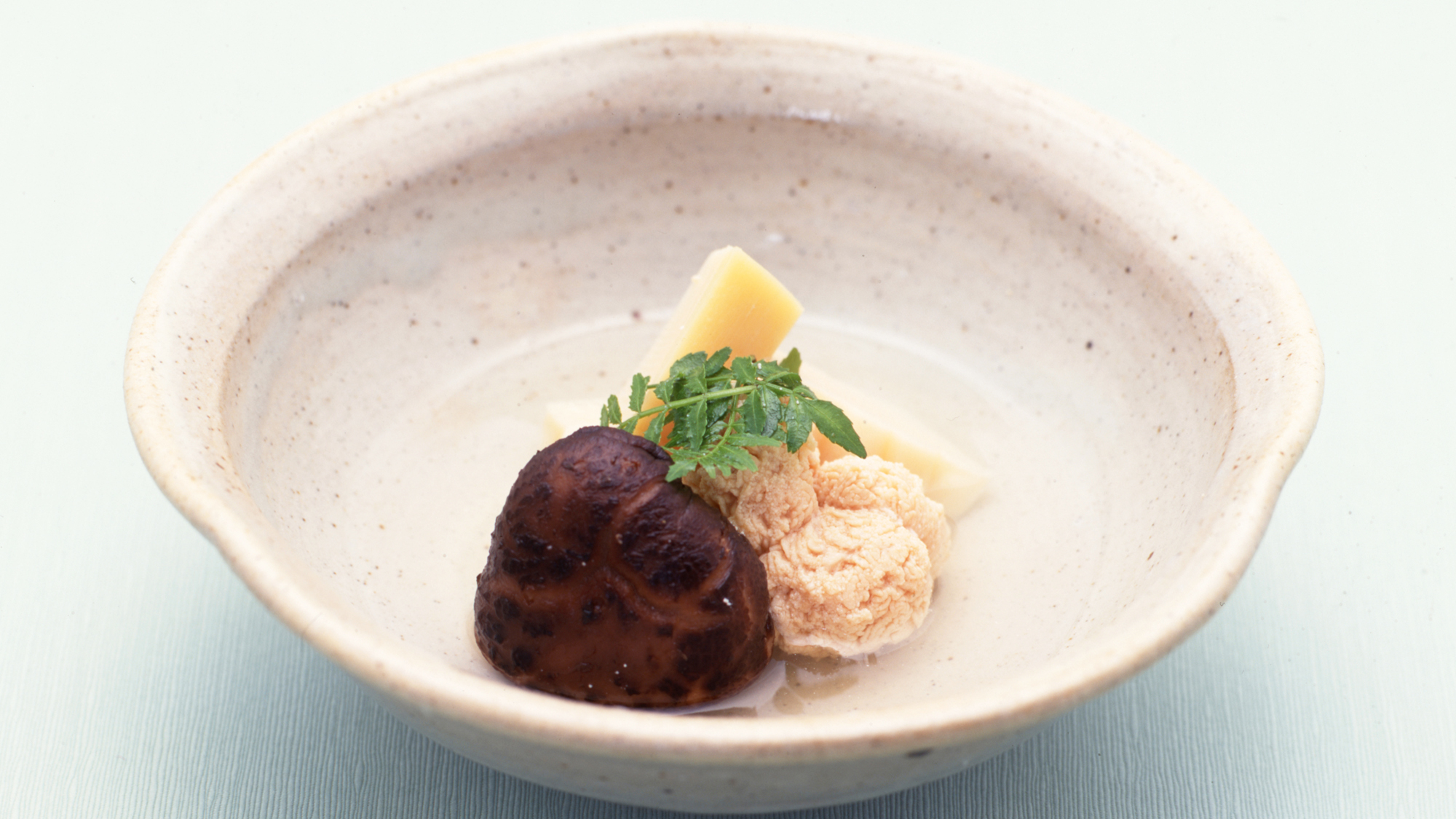 *夕食一例／季節ごとに考えられたメニュー。オーナーが手間暇かけてお作りします。