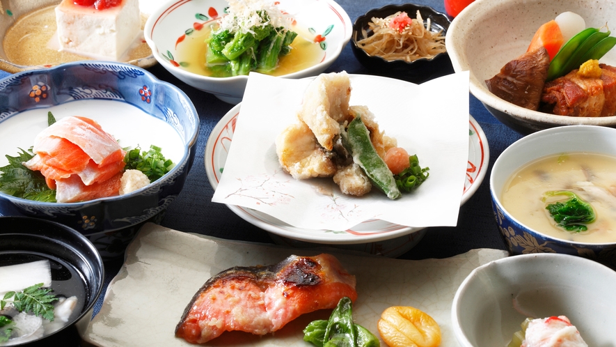 *夕食一例／川魚、肉、野菜と地元の食材中心の手作りの懐石料理をご用意致します。