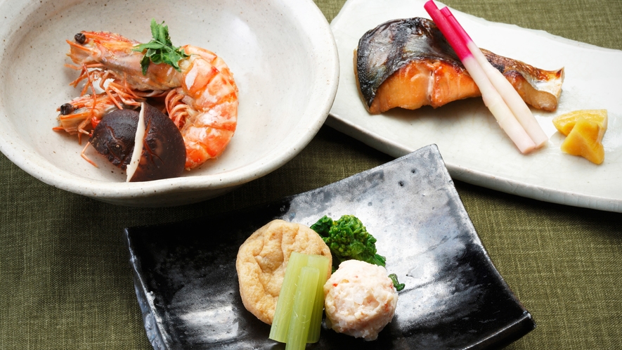 *夕食一例／川魚、肉、野菜と地元の食材中心の手作りの懐石料理をご用意致します。