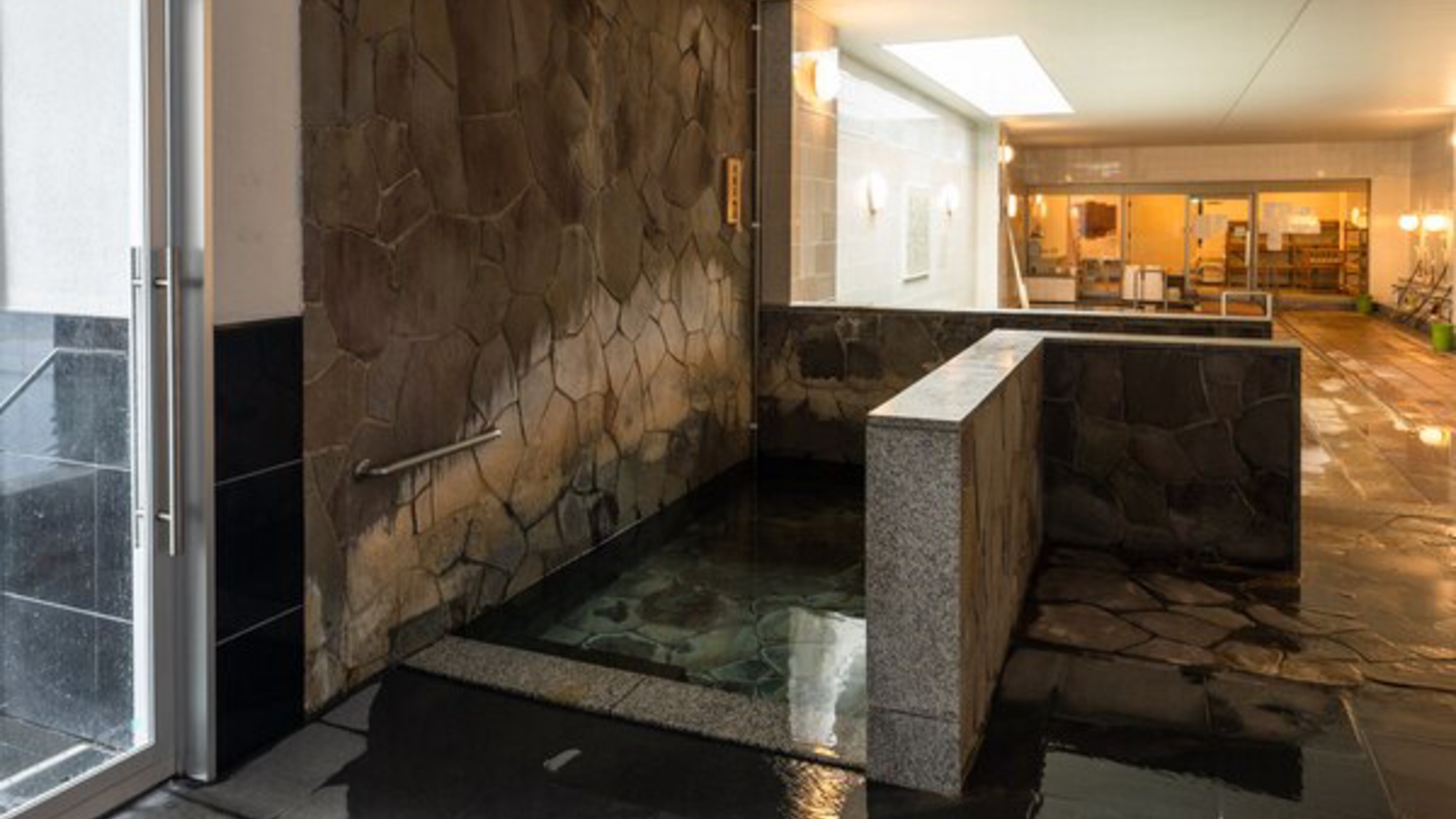 【お部屋食】料理長こだわりの特製弁当をゆっくり堪能。夕食をお部屋にお届けするので、シニアに人気♪