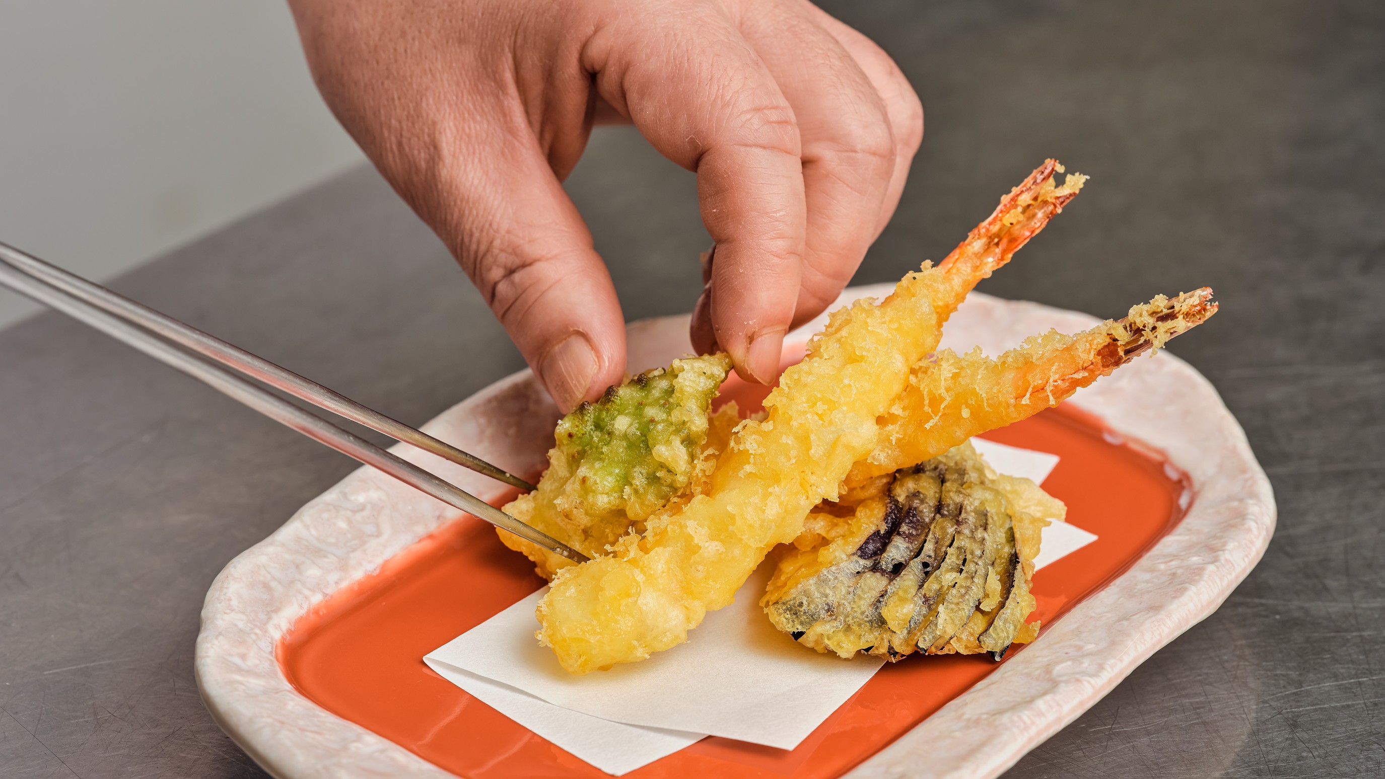 【夕食】旬の食材を使った、揚げたての「天ぷら」もご提供。ぜひご賞味ください。