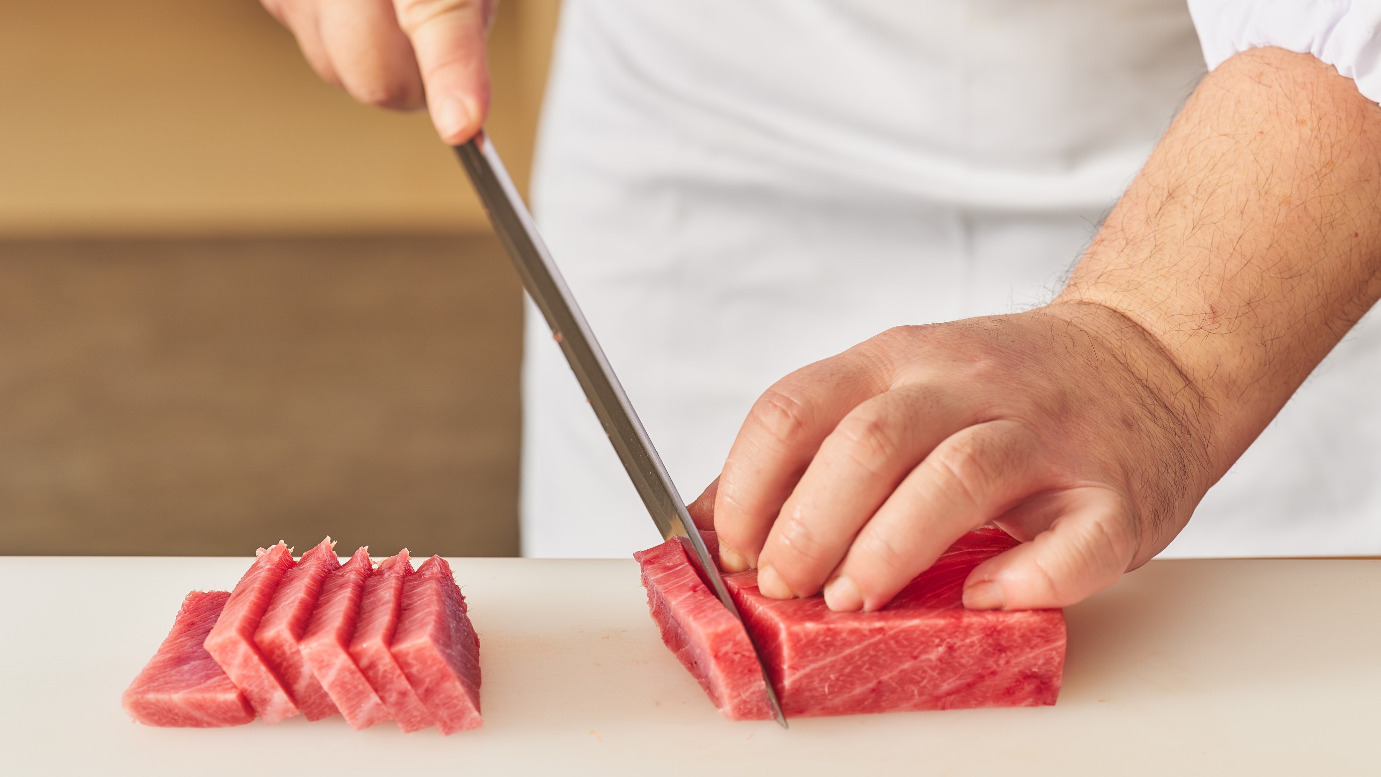 【夕食】料理長が丁寧にさばきます