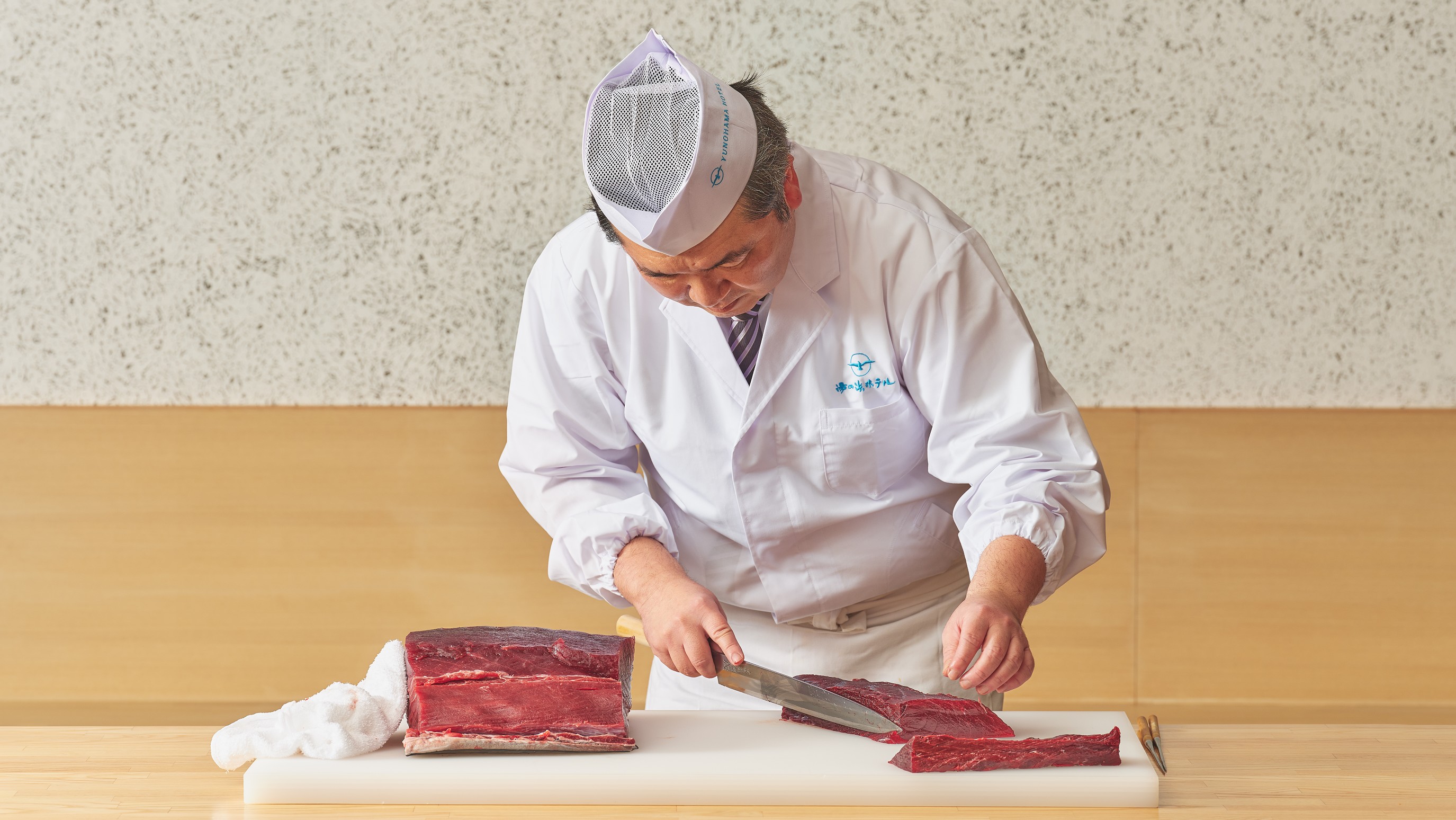 【夕食】市内でも珍しい「本マグロ」を刺身としてご提供。津軽海峡で採れた鮮度抜群の海鮮を、熟練の料理長があしらいます。