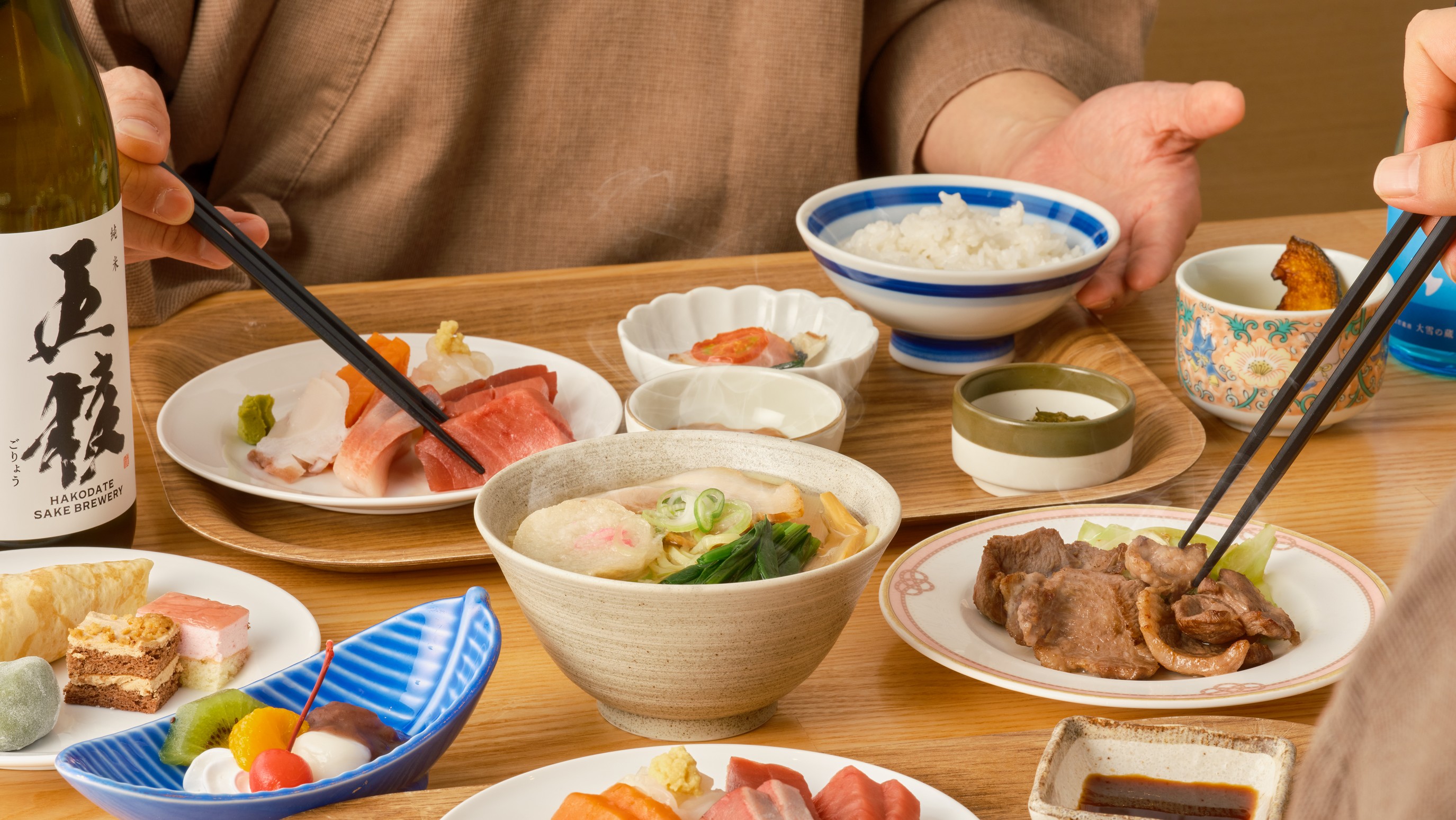 【夕食】お刺身をはじめ、温かいお料理やご飯・汁物、甘味まで揃う夕食ビュッフェをご堪能ください。