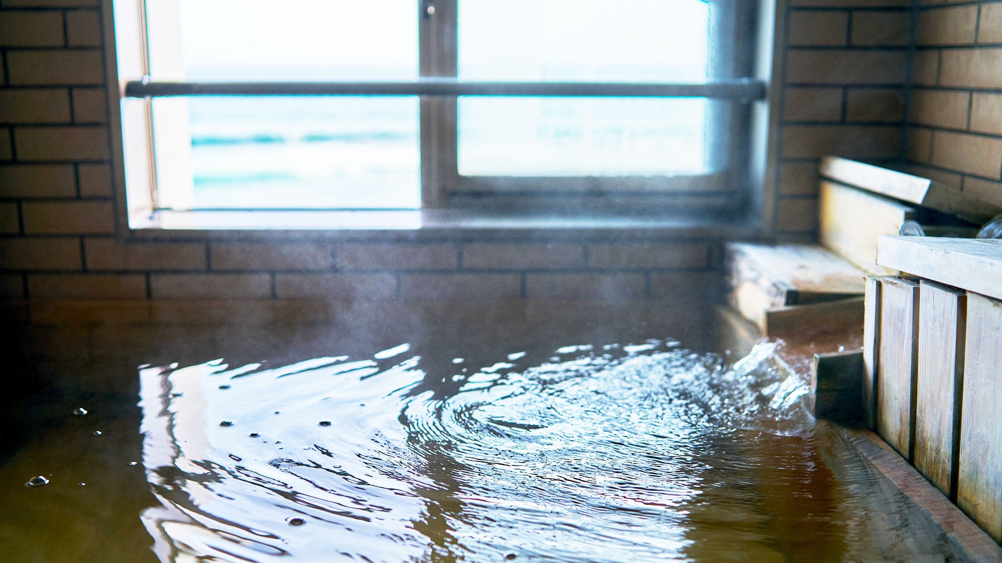 【展望風呂付客室】「東海亭」檜の浴室：湯船に浸かりながら、景色の変化をお楽しみください。