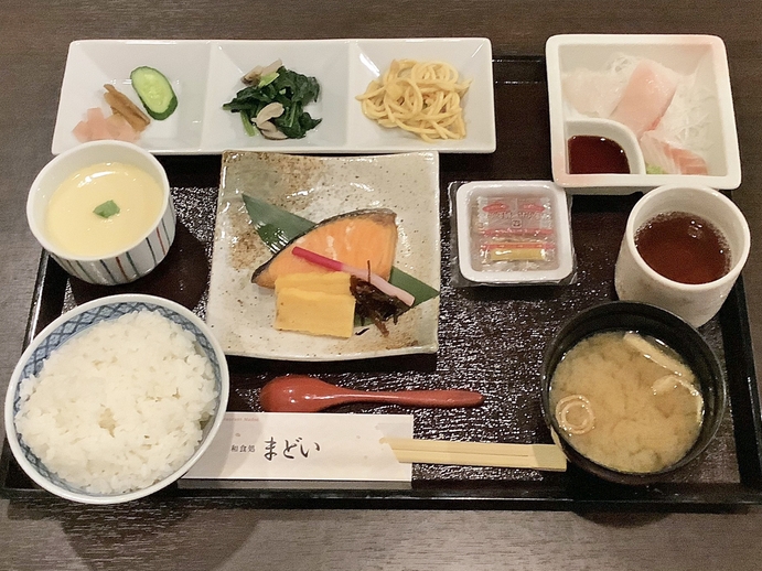 【朝食付き】しっかり朝ごはん - 和定食スタイルの朝食をどうぞ ♪