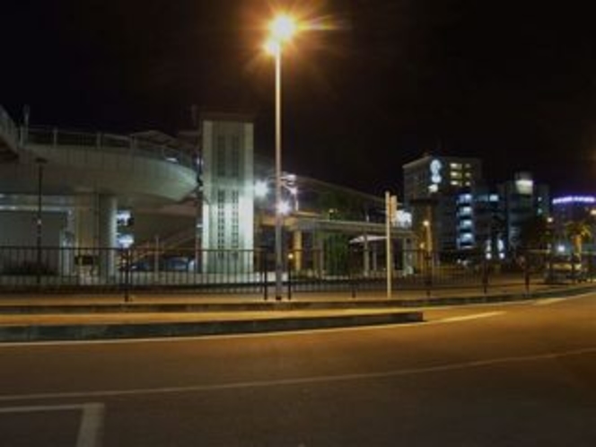 ホテル前のバスターミナルから見た夜の風景（右奥が当館です）