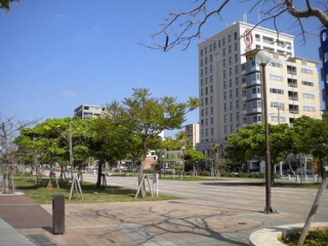 3月の那覇新都心街とホテルの風景