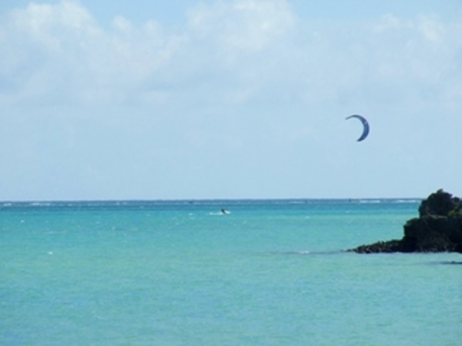 沖縄の海とパラセーリング