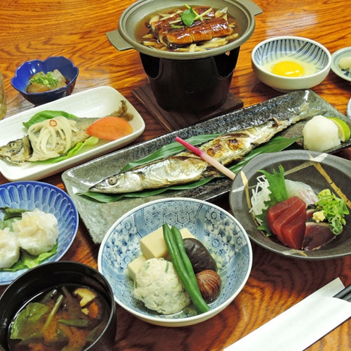 ＜夕食一例＞旬の魚のお造りや春には山菜など季節毎の食材をお出しします。