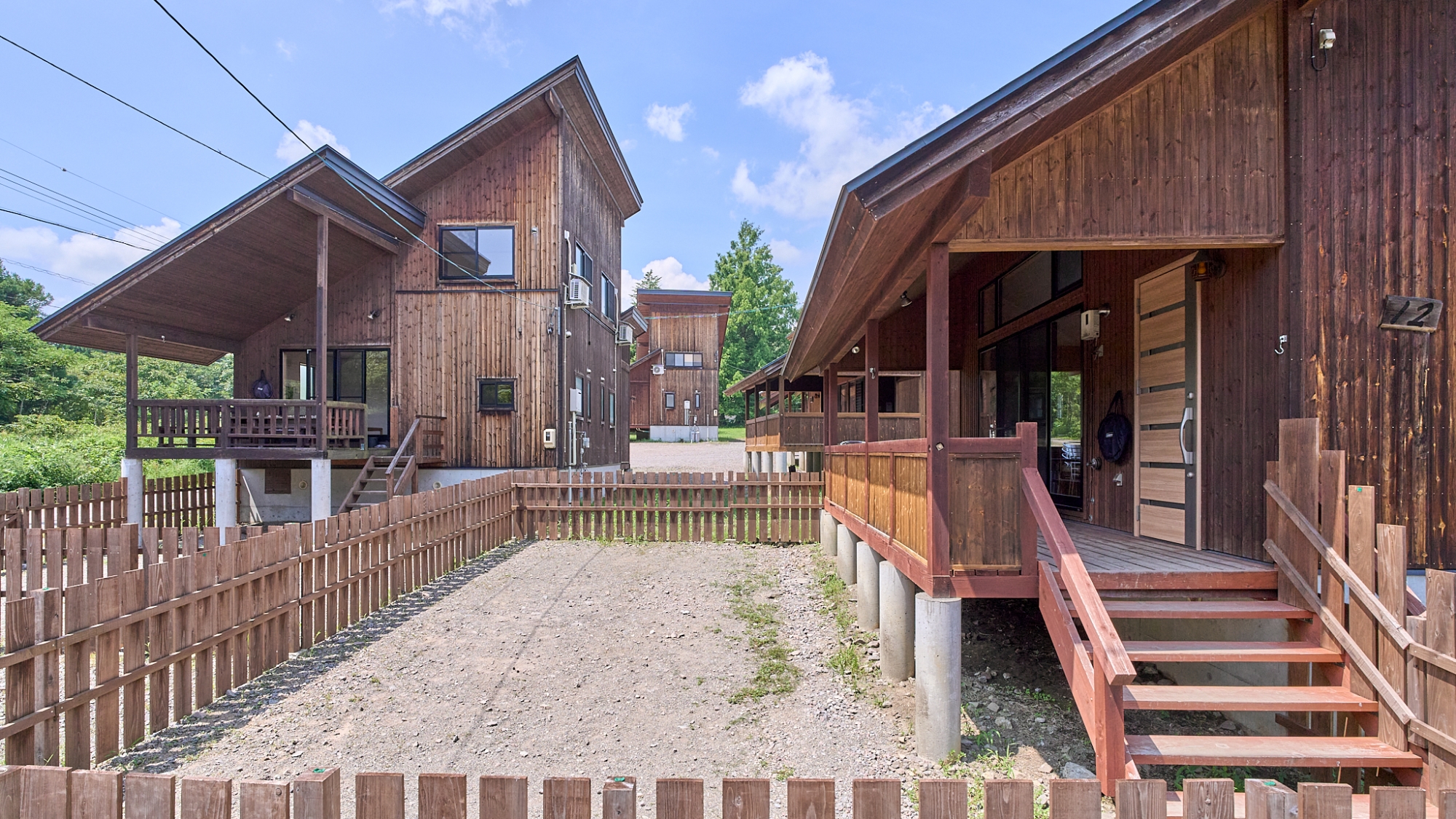 手前12の棟，左14の棟