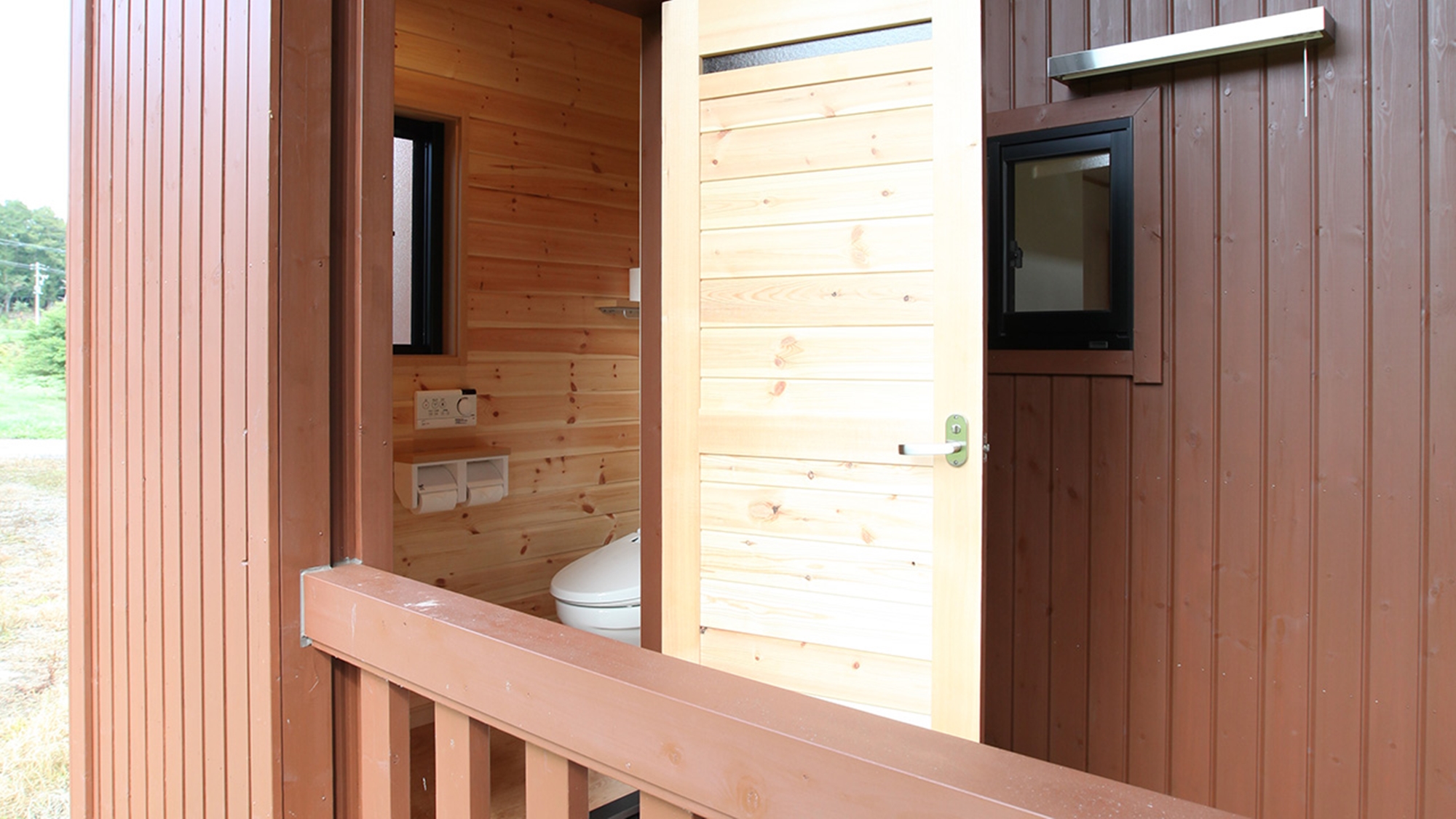 *【16棟・17棟（BBQ）】外トイレ