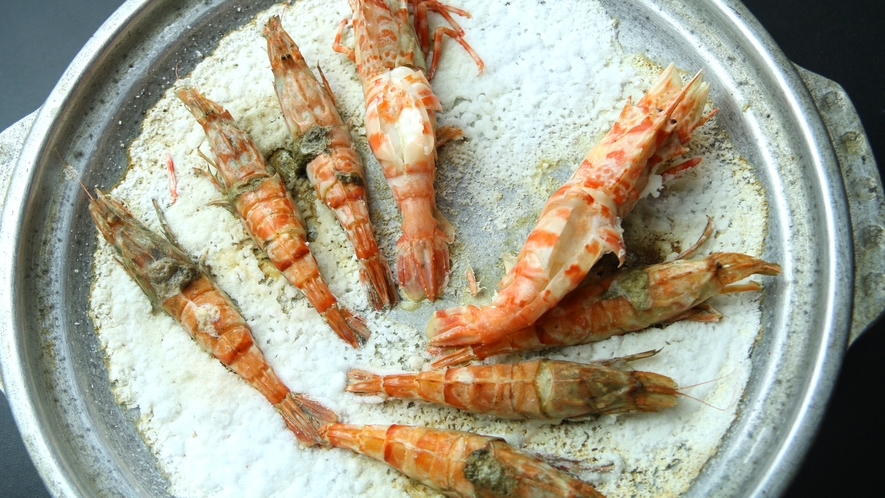 海老を2種類使用した陶板蒸し焼きで地えび食べ比べ！（写真は2人前）