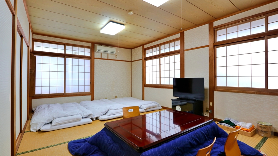 冬季はお部屋にコタツをご用意しております。田舎に帰ってこられたようなお気持ちになって頂ければ、、