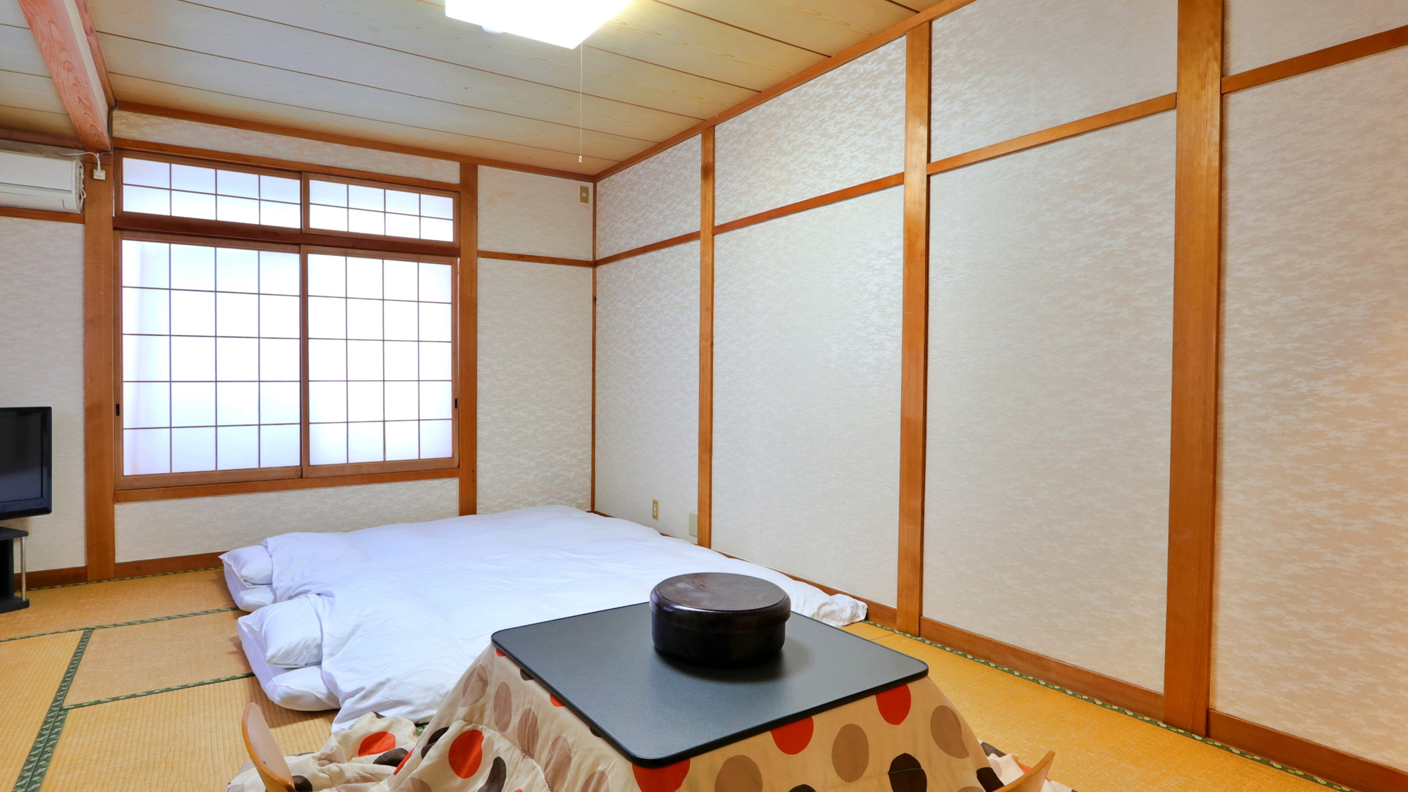 冬季はお部屋にコタツをご用意しております。田舎に帰ってこられたようなお気持ちになって頂ければ幸いです