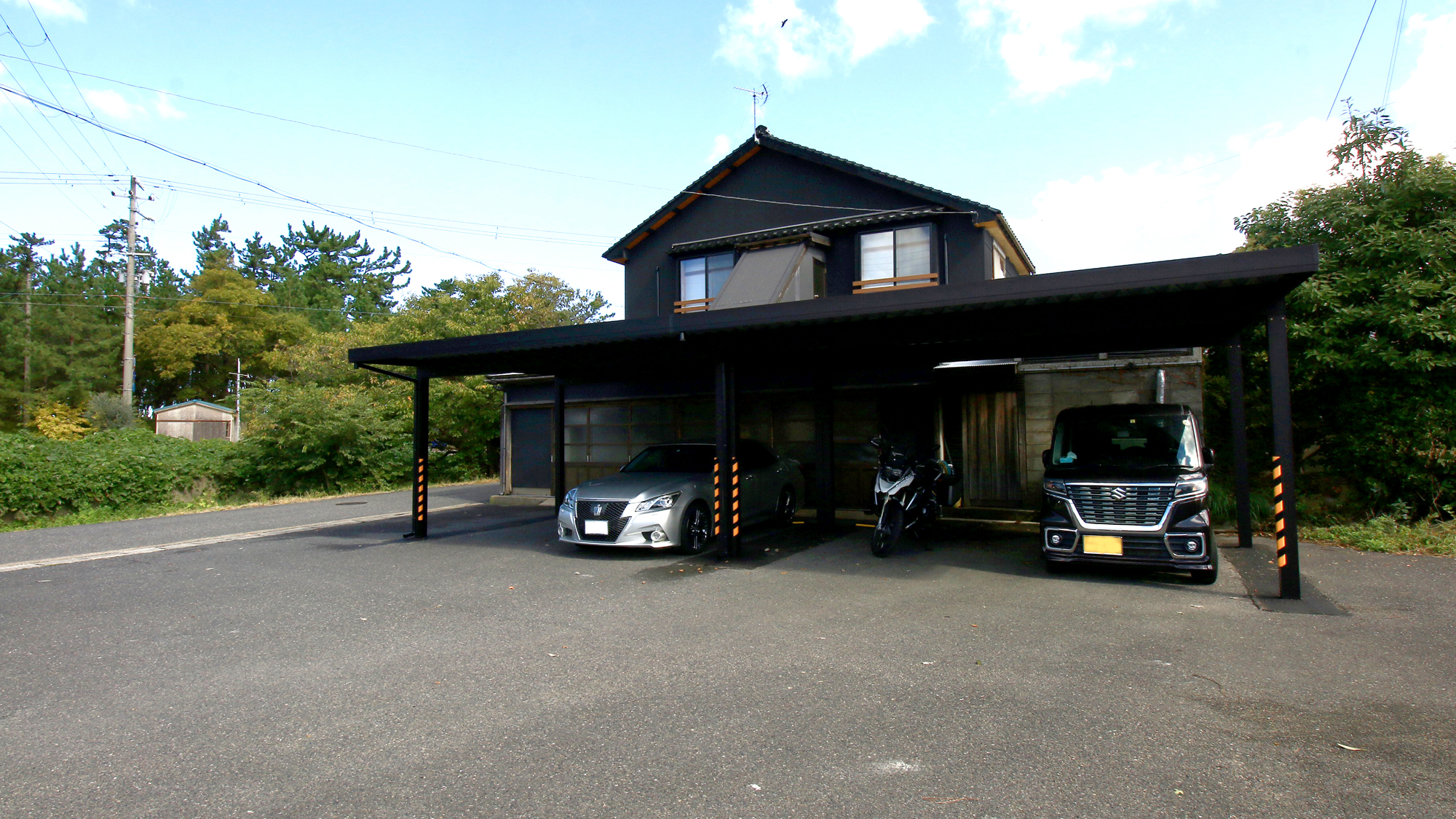 屋根付きバイク専用駐車場も別にございます。ツーリングで是非当館へ♪