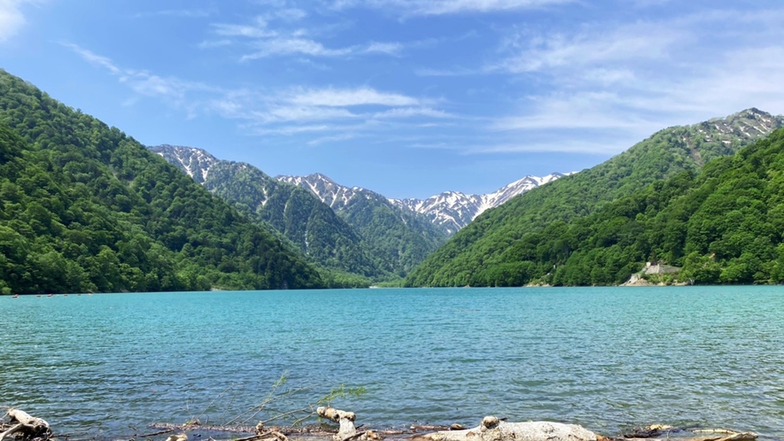 *エメラルドグリーンの白水湖(当館から車で25分ほど)