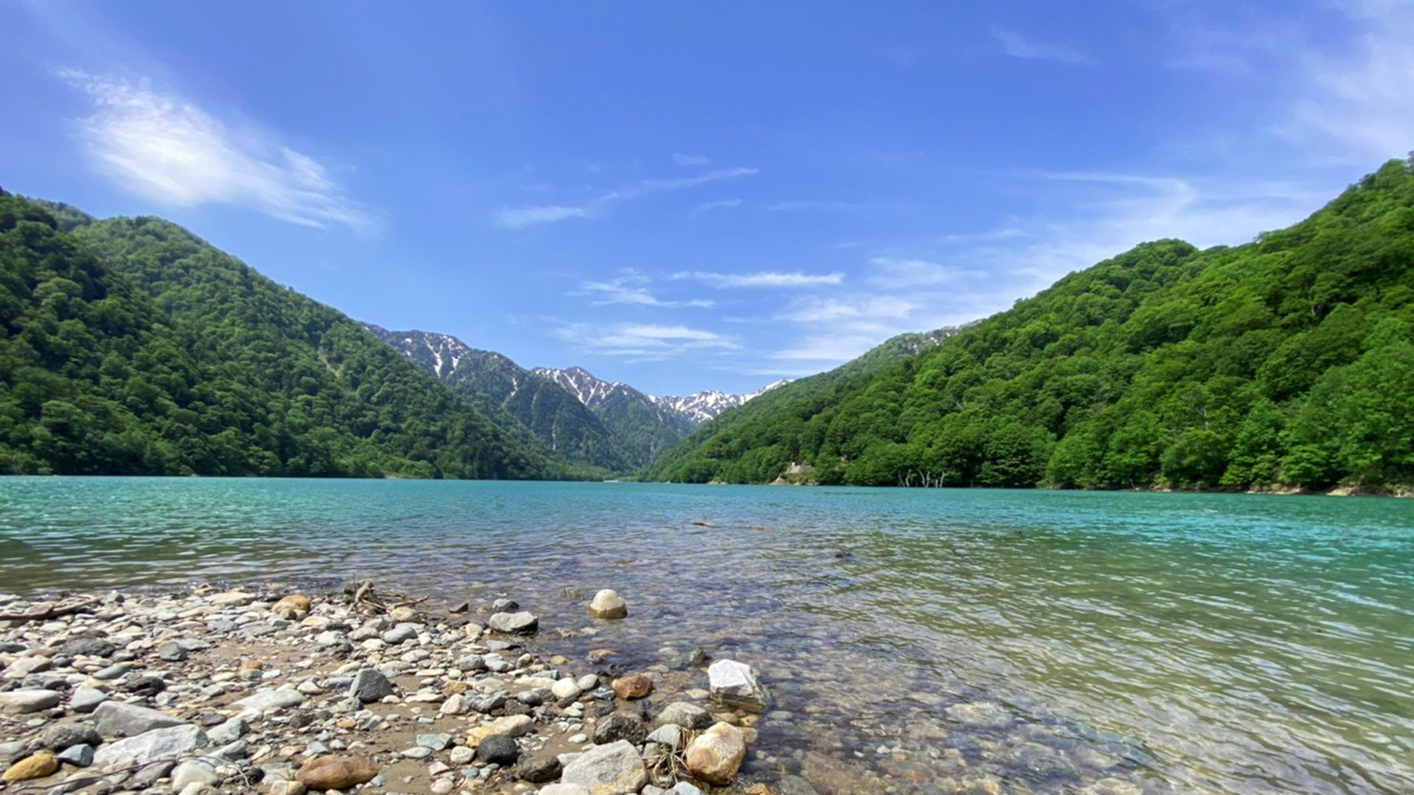 *エメラルドグリーンの白水湖(当館から車で25分ほど)