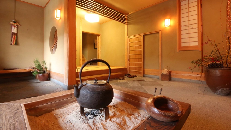 【玄関】伝統的な囲炉裏。竹田の自然の音色、都会では味わえない贅沢なひとときを♪