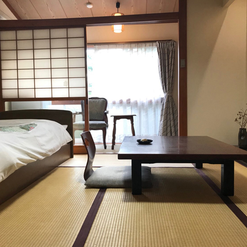 【客室】和室8畳(禁煙) ベッド付き和室はご高齢のお客様にも好評。トイレはウォシュレット付き