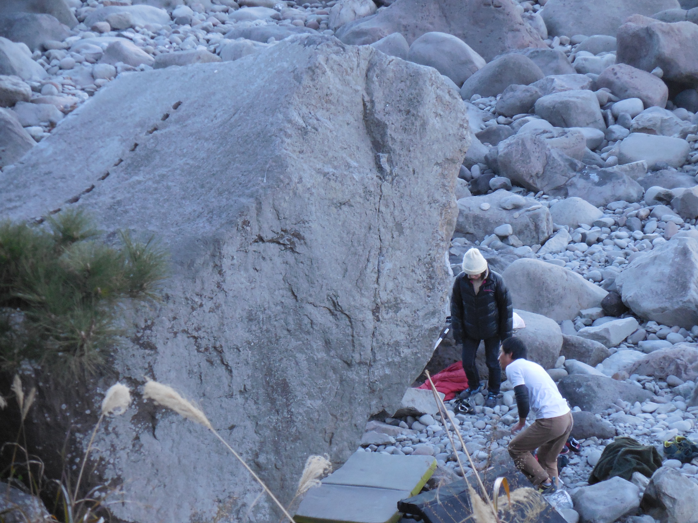 富戸港にロッククライマ―に人気の岩