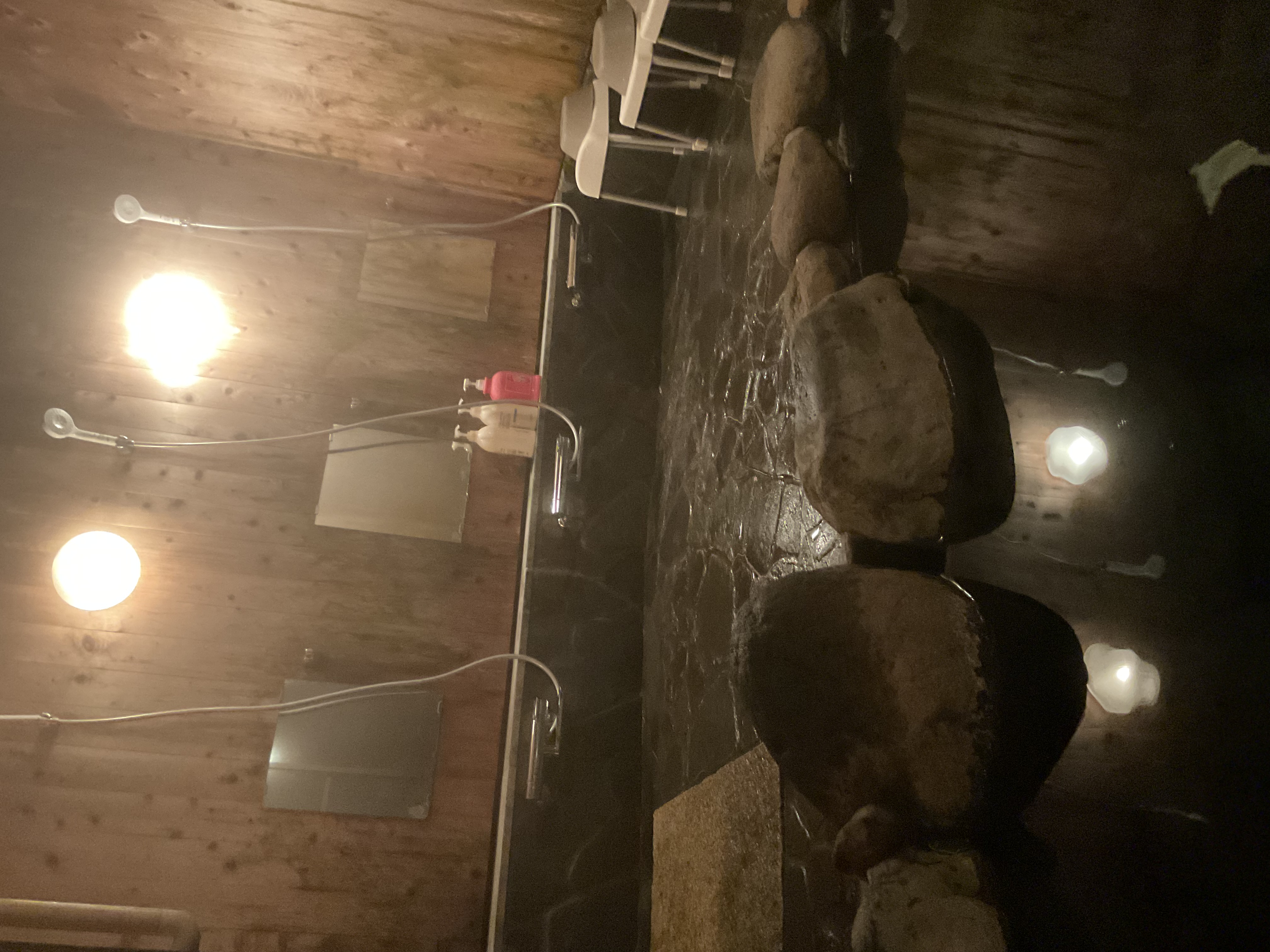 檜で囲まれた岩風呂