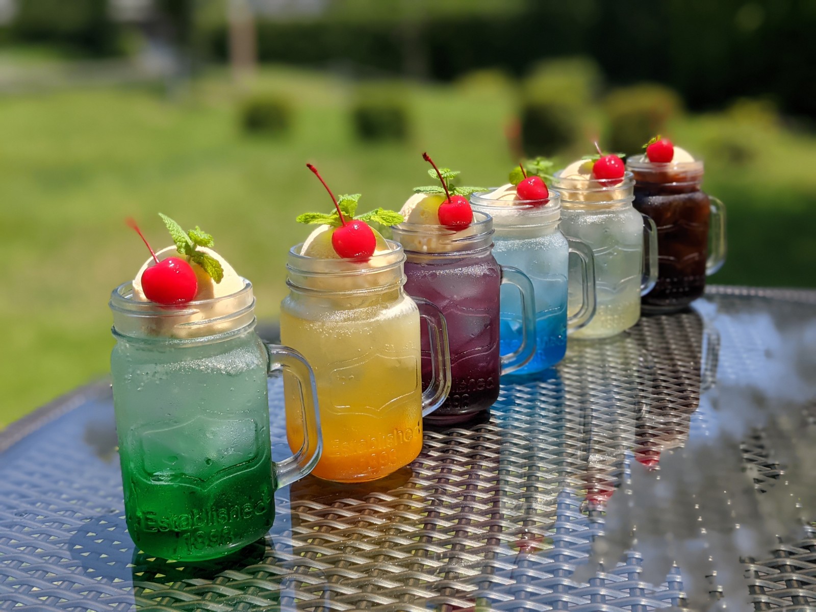 色鮮やかなソーダフロート♪