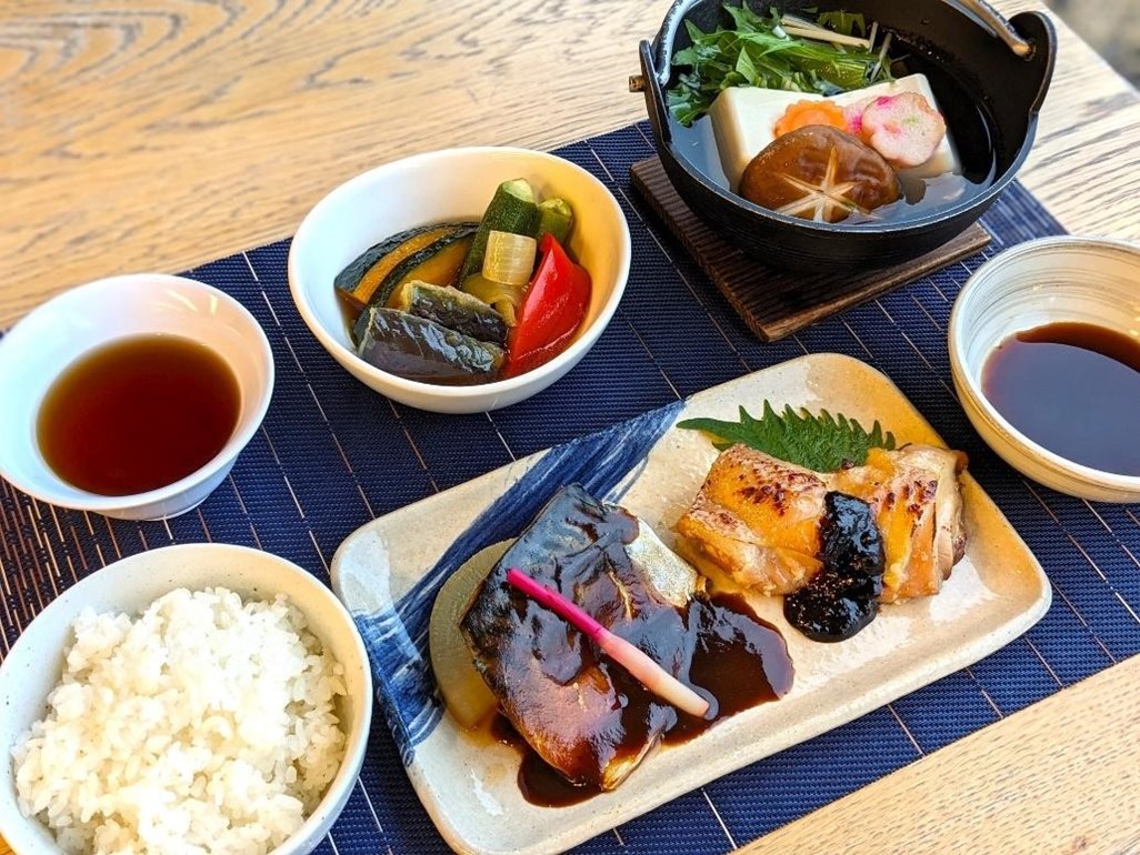 湯豆腐と鶏塩こうじ焼と鯖味噌煮の「京の和食御膳」