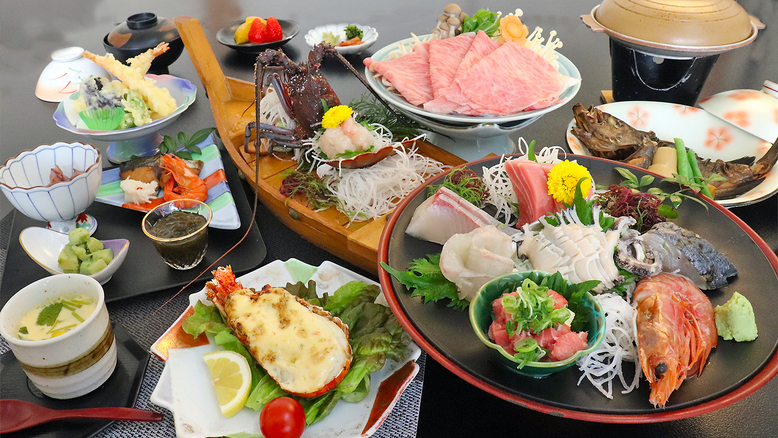 伊勢えび、鮑のお造り+お刺身5種盛り、伊勢海老黄金焼き、ほか、季節の会席付き