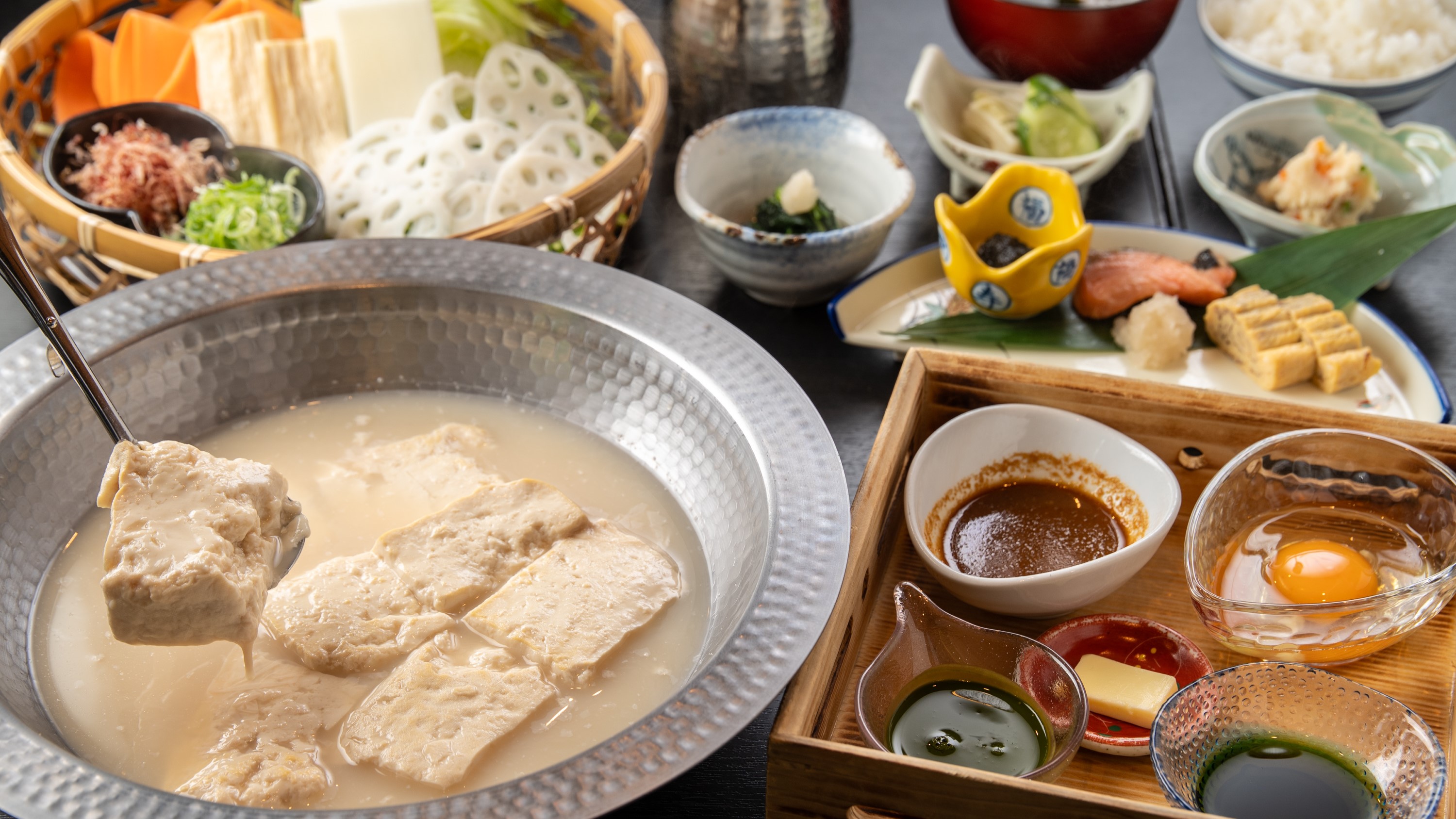 朝食の温泉湯豆腐鍋ご膳＞朝食の朝鍋は、嬉野名物の温泉湯豆腐、焼き魚、小鉢諸々を用意します。