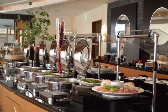 夕食バイキング盛卓