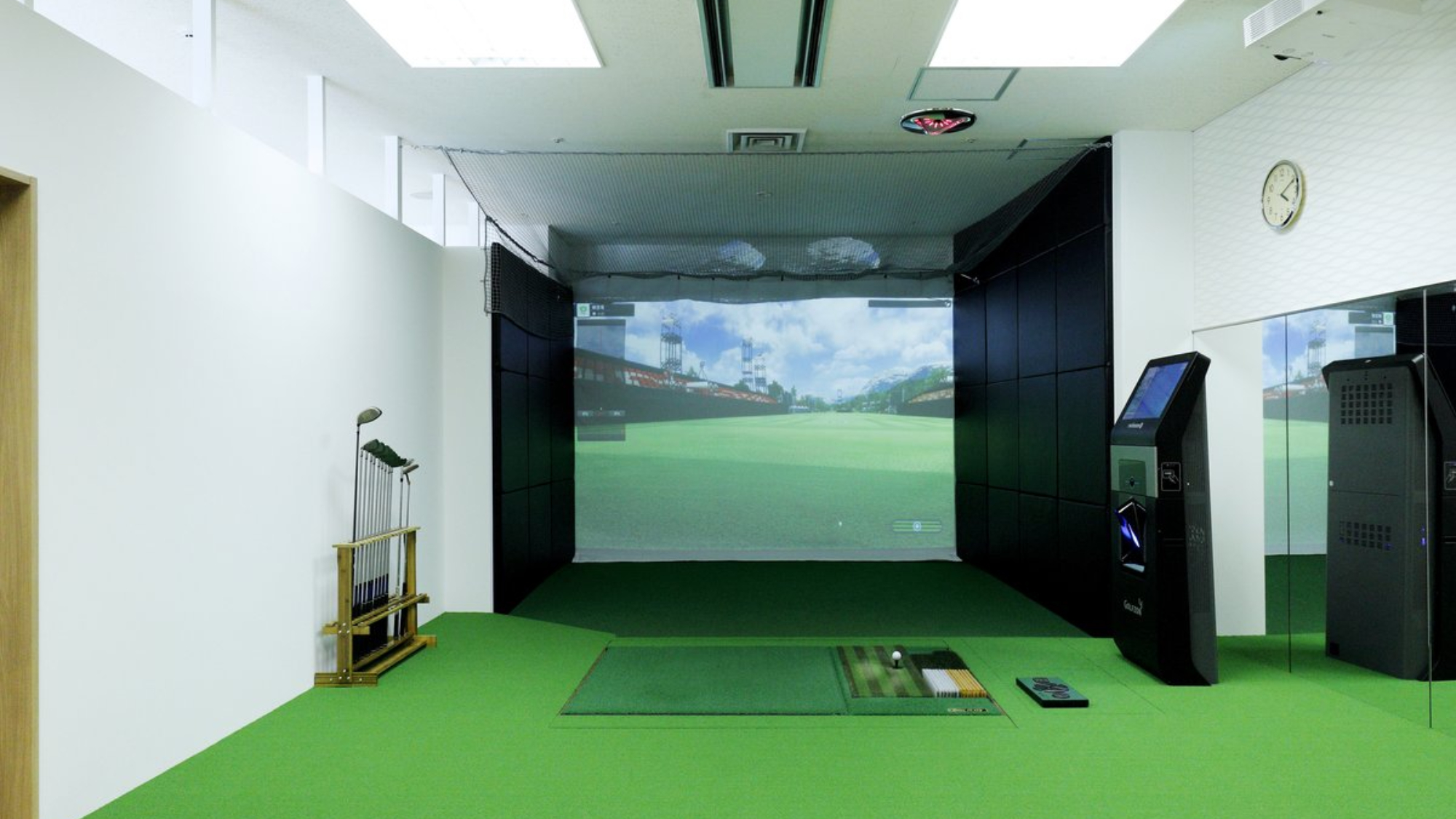 施設：ゴルフシミュレーター