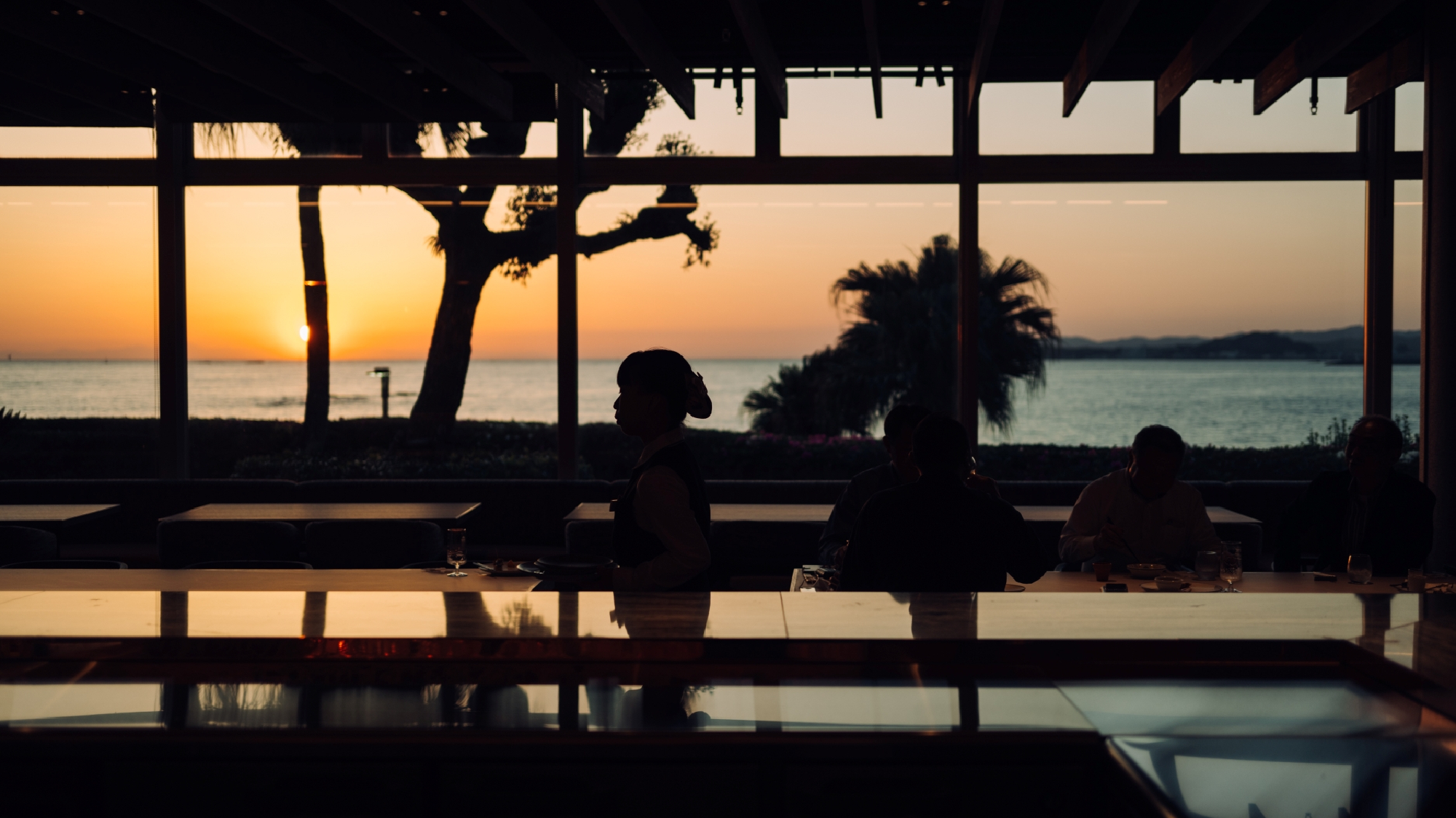 夕食：ブッフェ会場からの夕日