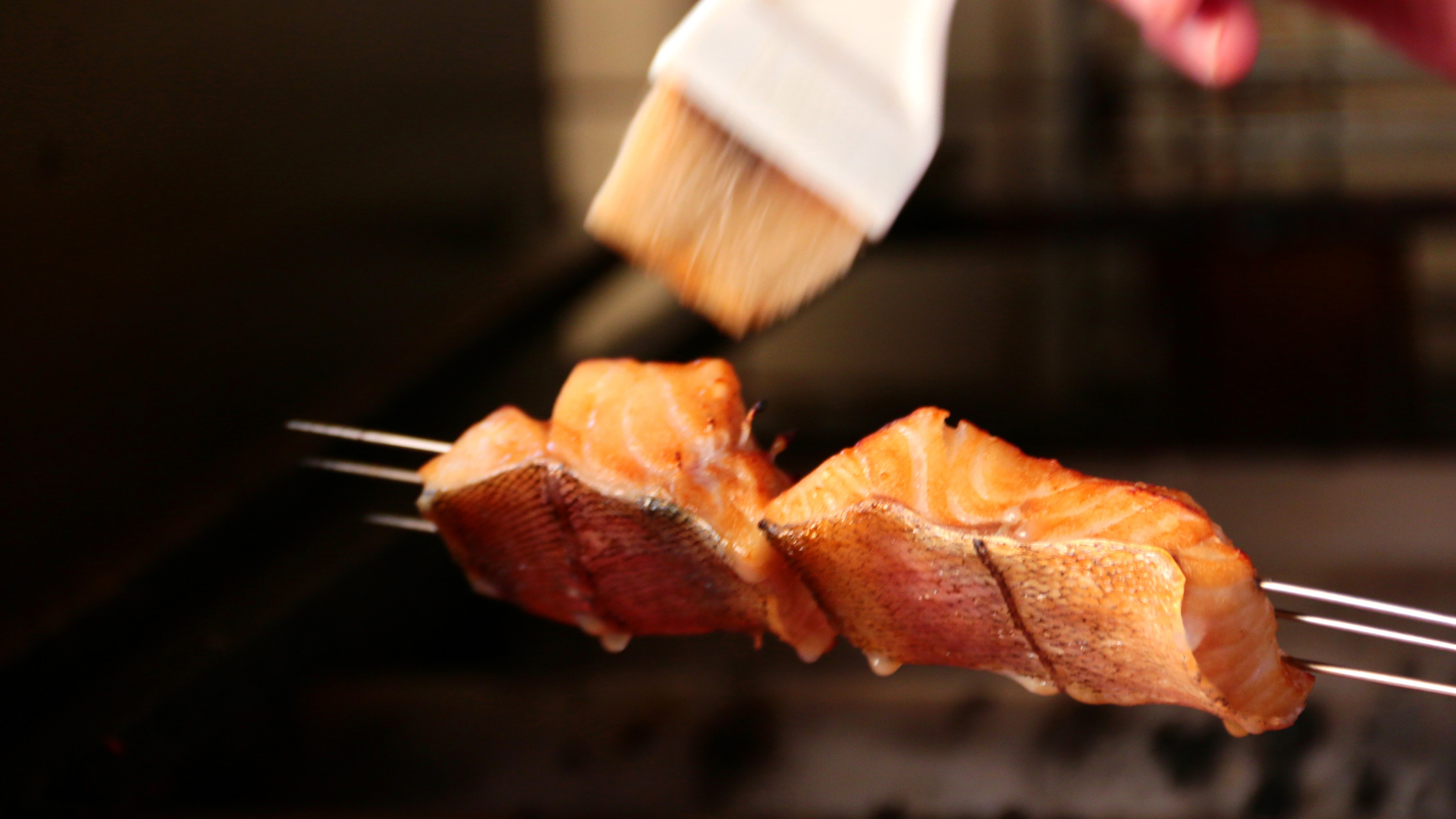 当館主人が愛情込めて鰻を焼きます