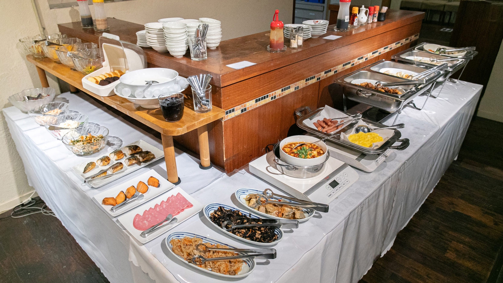 【朝食付き】和洋食でのバイキング形式・朝の食事で元気を（ほぼ全室ダブルベッド以上）