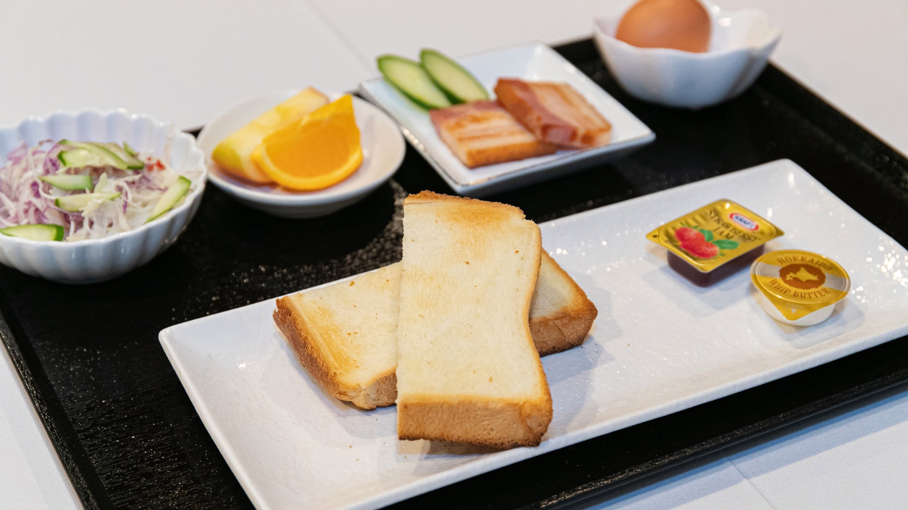 【朝食付き】和洋食でのバイキング形式・朝の食事で元気を（ほぼ全室ダブルベッド以上）