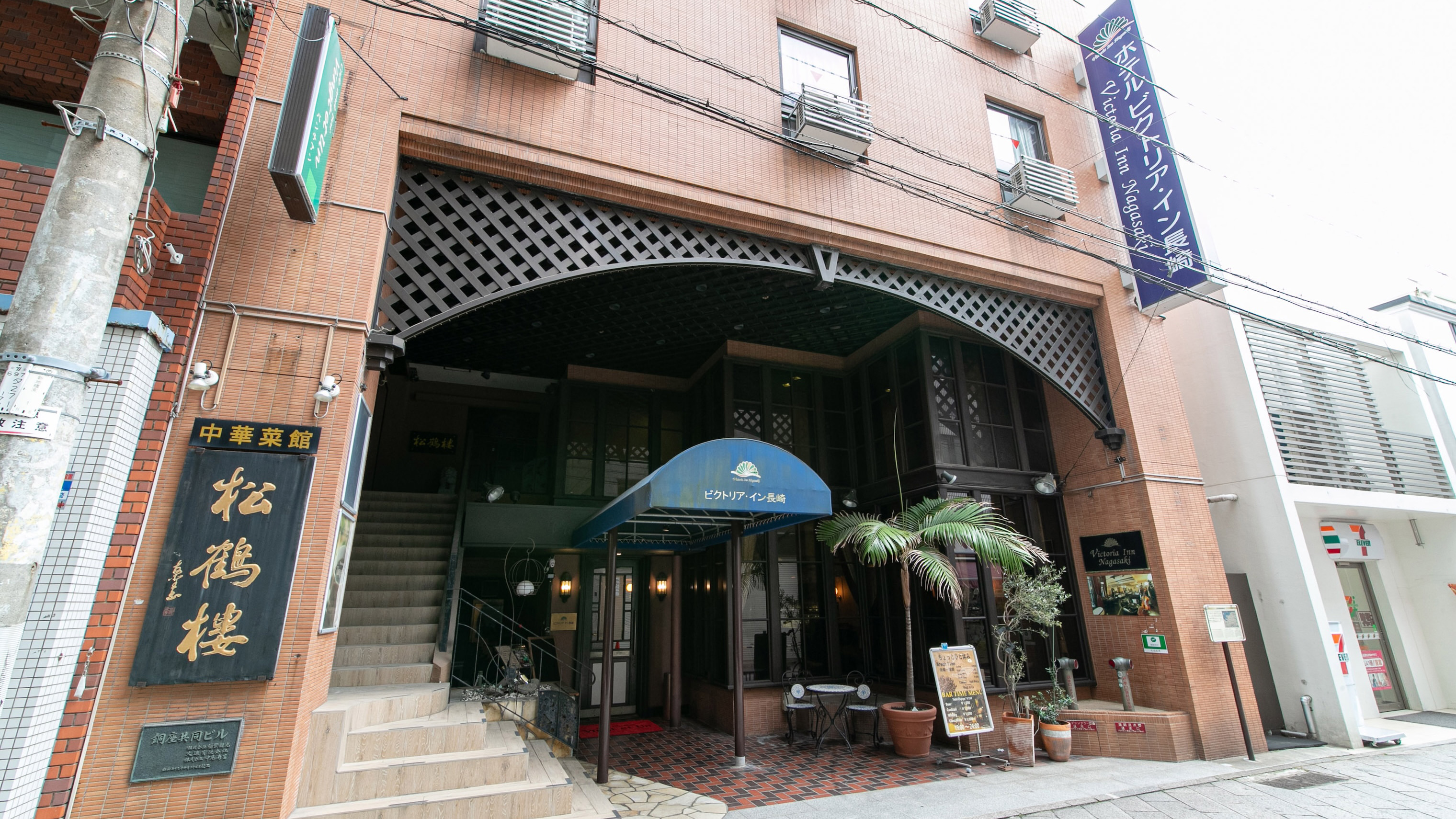 外観(カフェバーの入口）