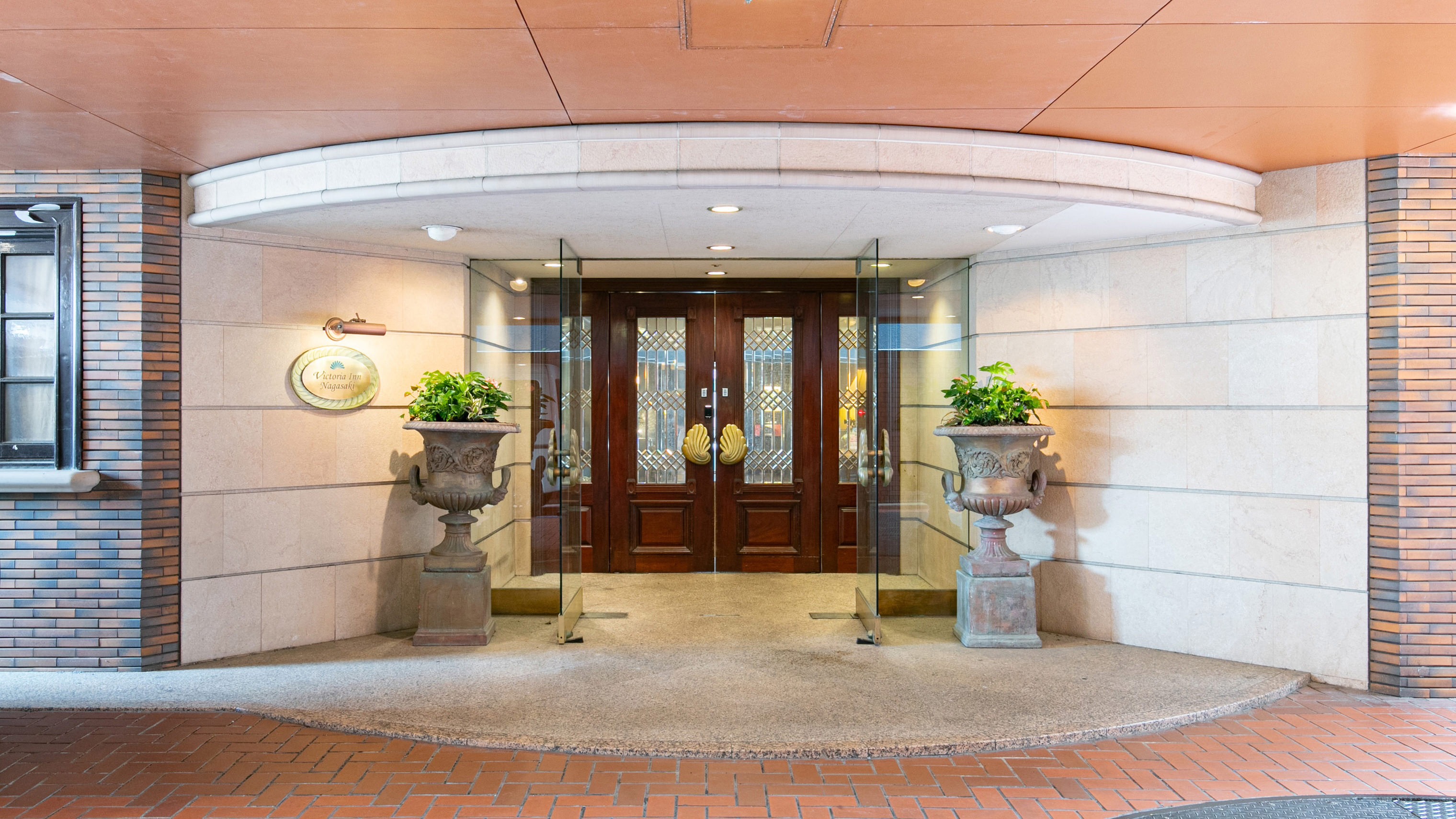 正面玄関（エントランス）