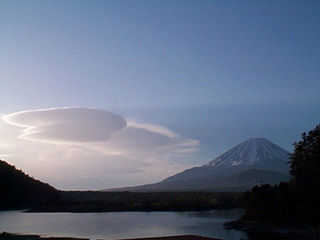 精進湖の雲の富士