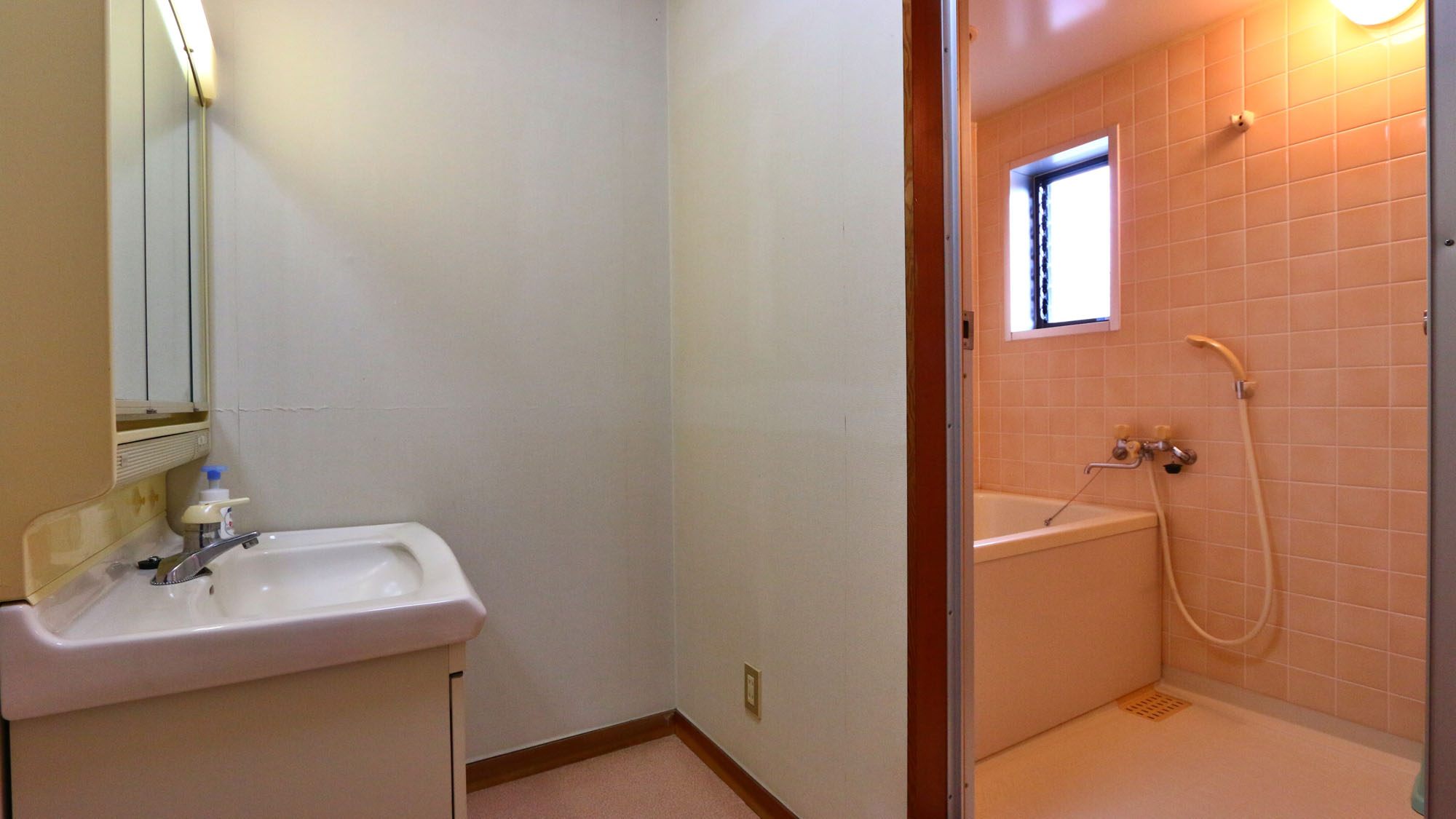 【客室】各部屋にバス・トイレ付き（一部のお部屋のトイレは洗浄機付きではありません。）*