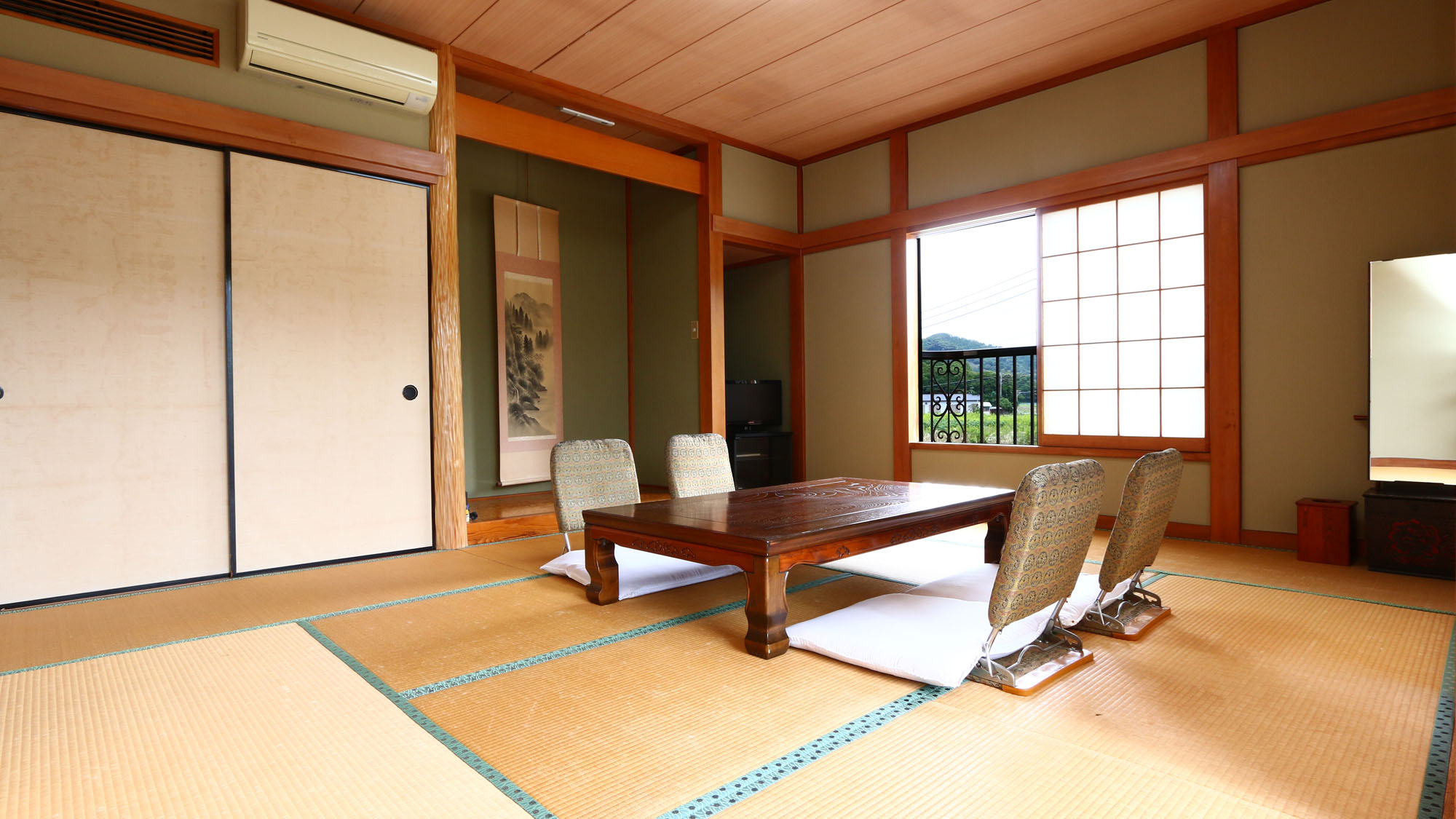 【客室】10畳の和室のお部屋が3部屋ございます。*