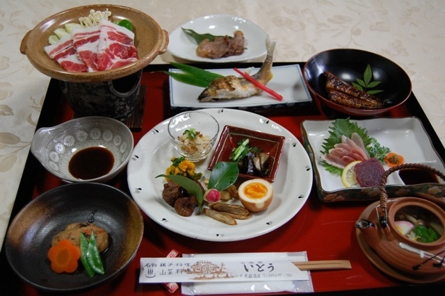 常連さんに根強い人気★うなぎの蒲焼×『えびの』の里山料理で大満足≪２食付≫※現金決済※