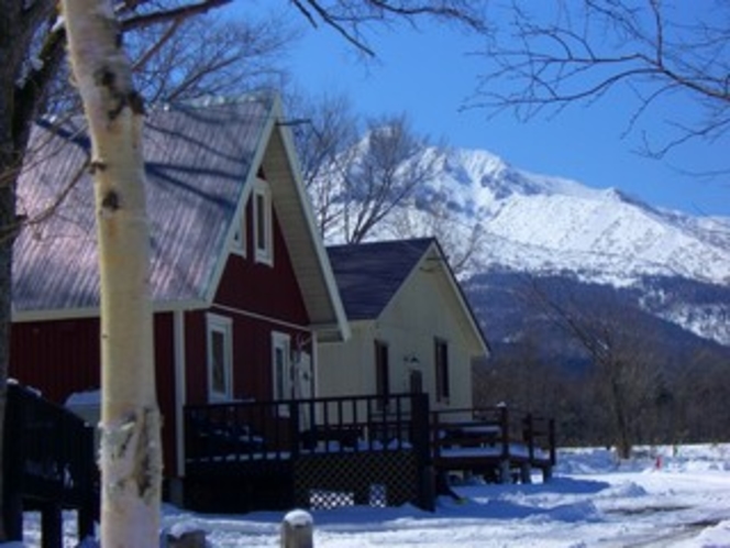 山が迫る冬の景観