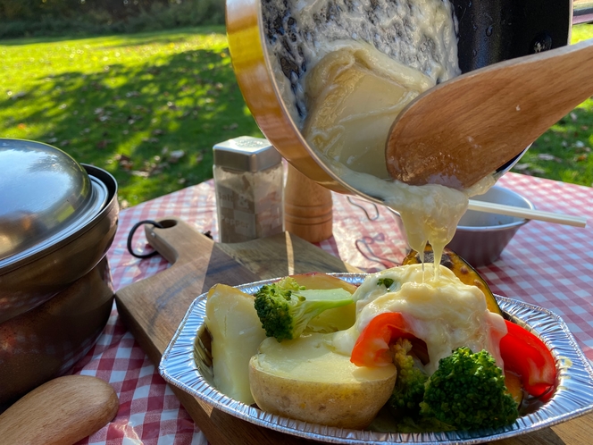 北海道産のラクレットチーズをお好きな食材に「トロ～リ♪」とかけて下さい！大好評です！
